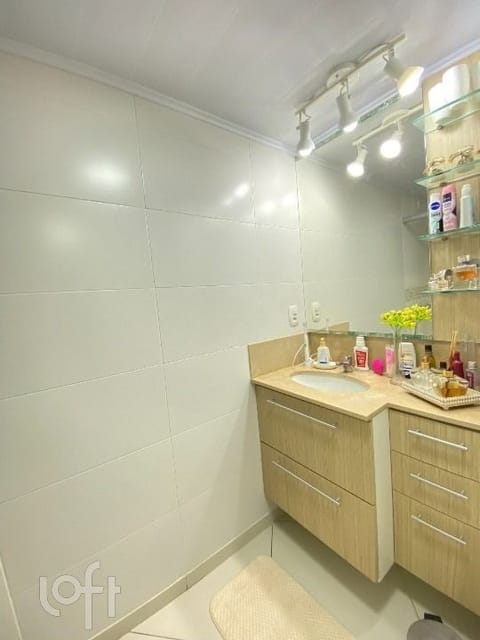 Image 19 - 256956